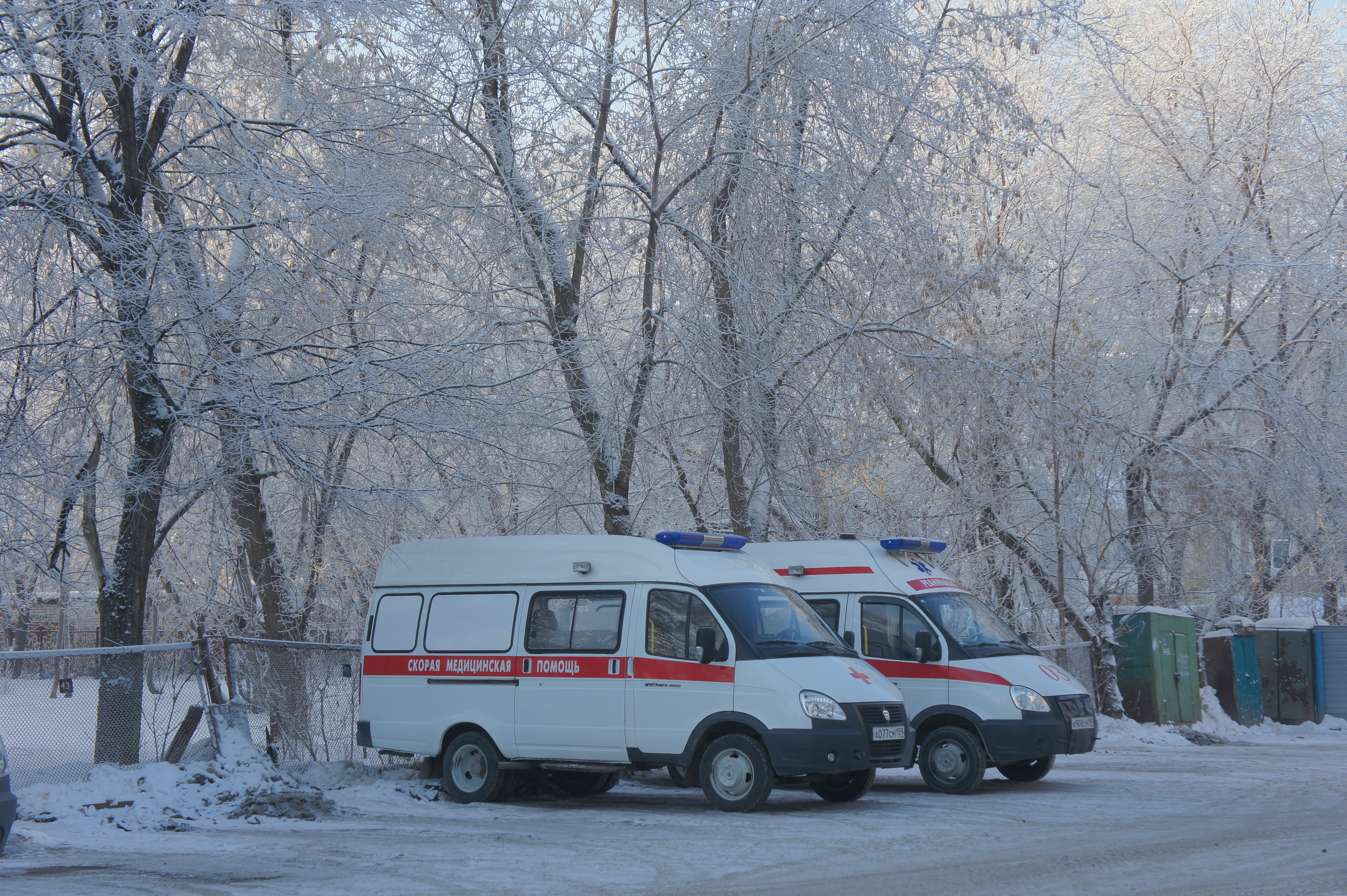 Следователи устанавливают причину смерти пенсионера из Соликамска, выпавшего из окна