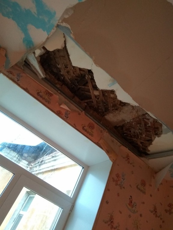 В Краснокамской квартире обрушился потолок