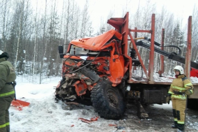 На трассе в Прикамье столкнулись два КАМАЗа: пострадал водитель