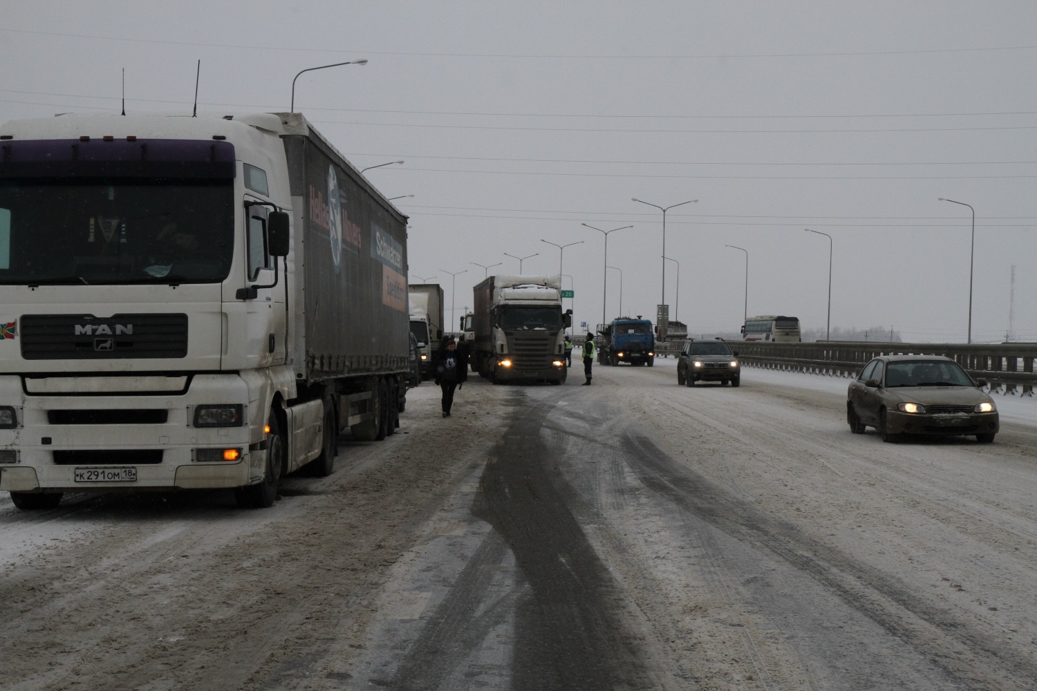 Пермские дальнобойщики создали пробку длиной в несколько километров