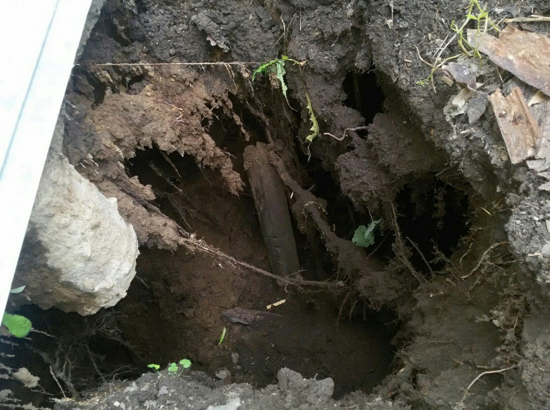 В Кунгуре около жилого дома образовался двухметровый провал земли