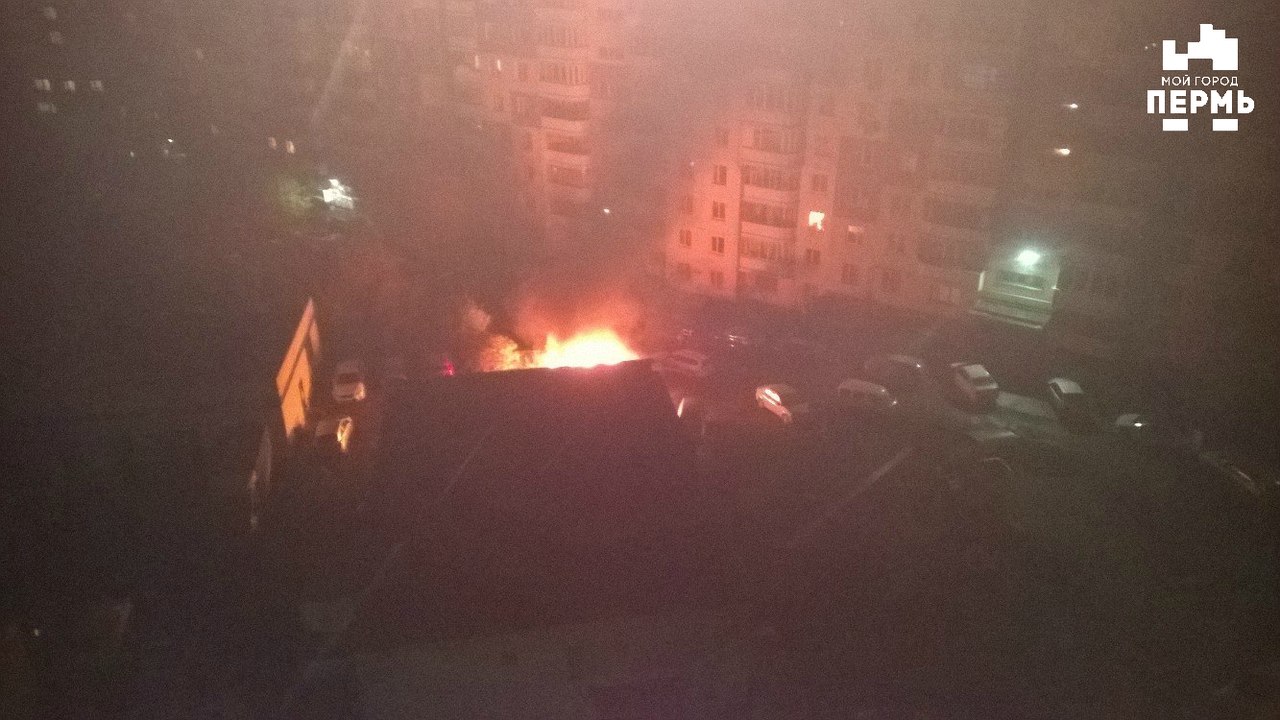 В Перми на ул. Юрша ночью после взрыва сгорел автомобиль