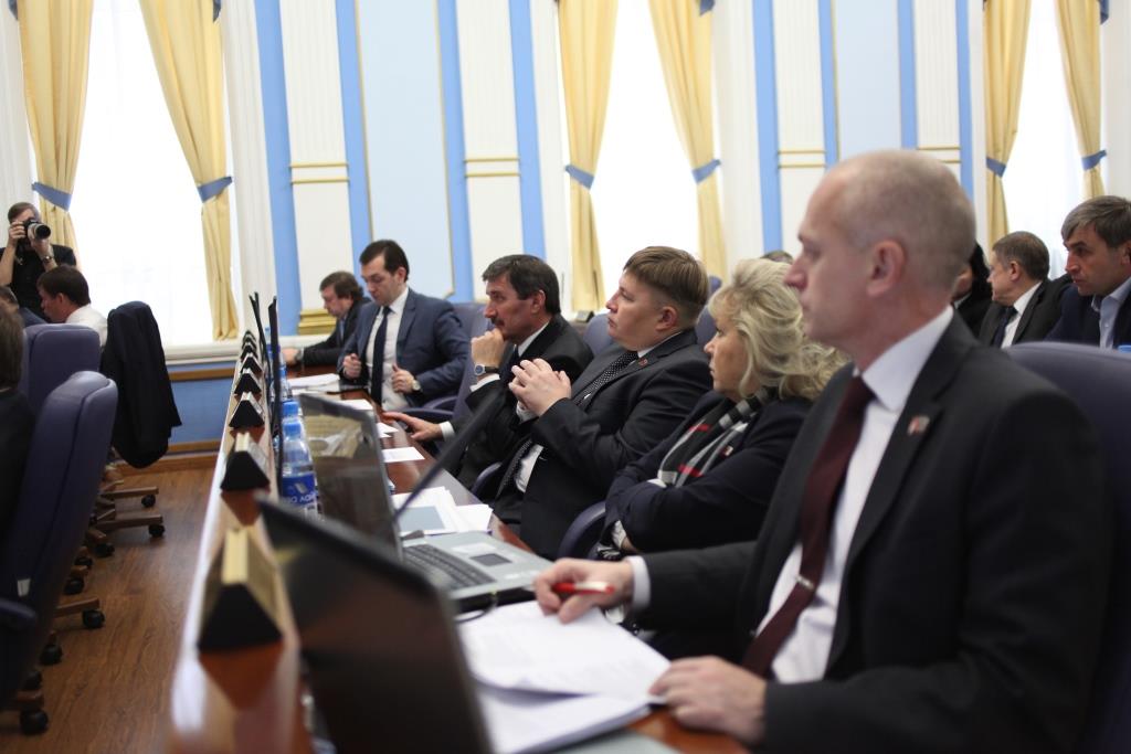 Бюджету мир, ларькам война