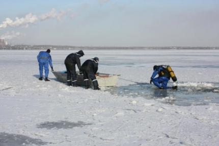 ​Сотрудники МЧС спасли двух рыбаков с дрейфовавшей льдины