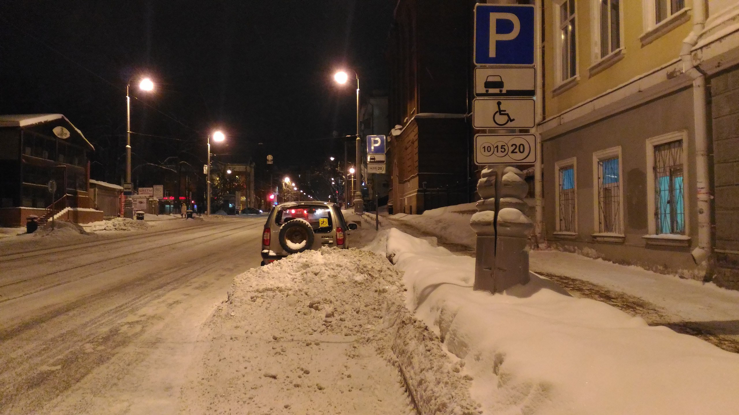 Пермяки пожаловались на заваленные снегом платные парковочные места
