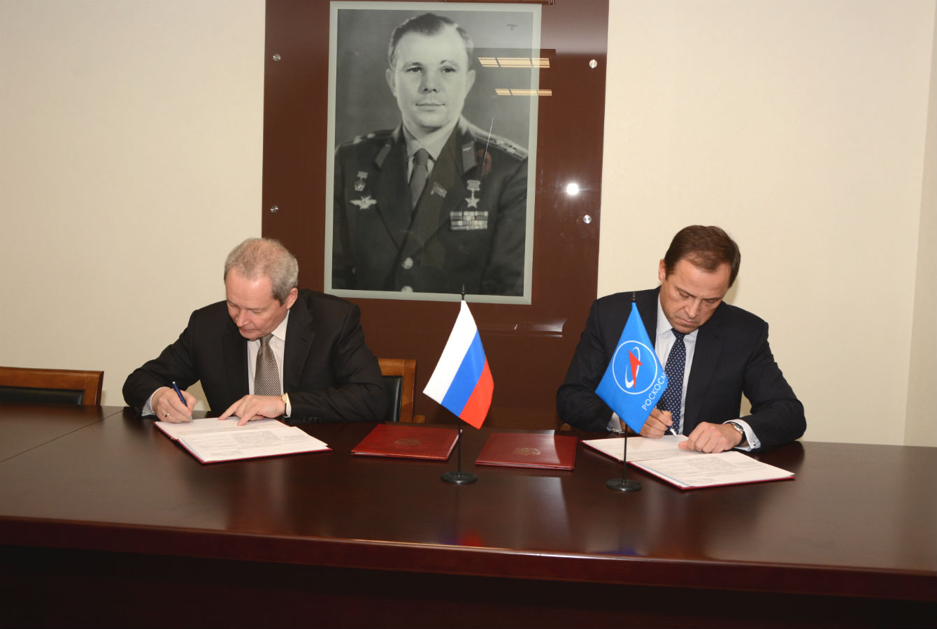 Губернатор Пермского края Виктор Басаргин и глава Роскосмоса Игорь Комаров подписали соглашение о сотрудничестве