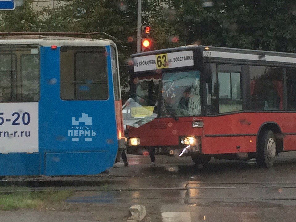 В Мотовилихинском районе Перми столкнулись автобус и трамвай