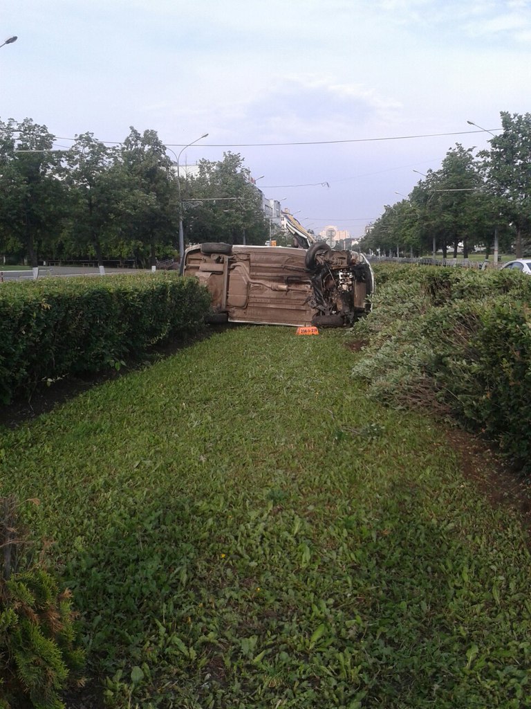 В центре Перми столкнулись два автомобиля такси. Одна из машин перевернулась