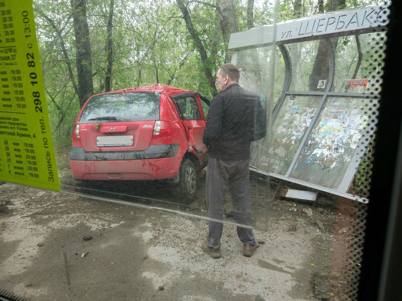 В Перми водитель на иномарке врезался в автобусную остановку