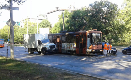 В Индустриальном районе Перми столкнулись трамвай и грузовик