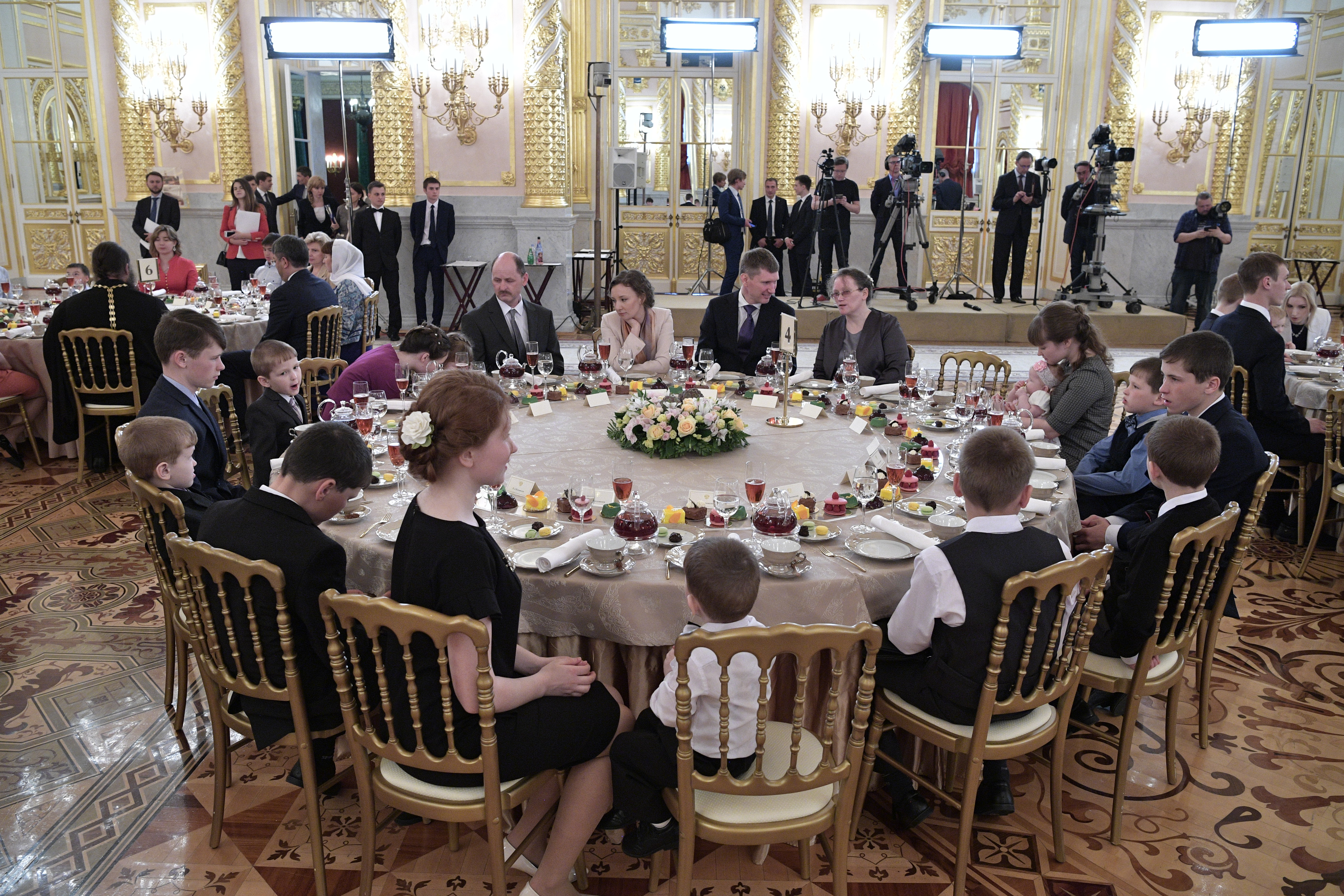Президент России наградил многодетную семью из Прикамья