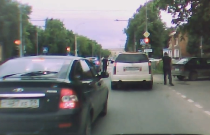 ​В Перми водитель и пассажир Cadillac напали на байкеров