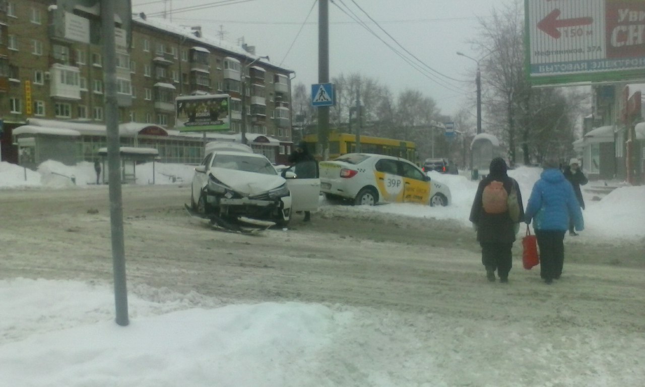 Фотофакт: в Перми два автомобиля столкнулись на перекрестке ул. Мира и ул.Леонова