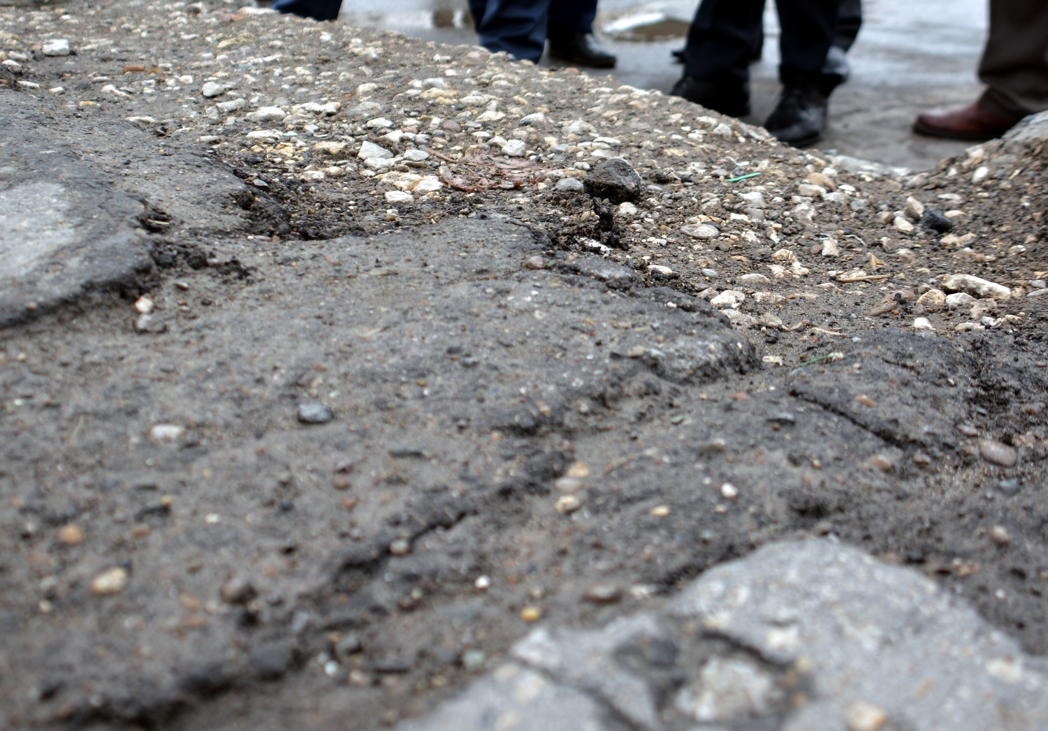 В Прикамье приставы заставили женщину заасфальтировать разрушенную дорогу
