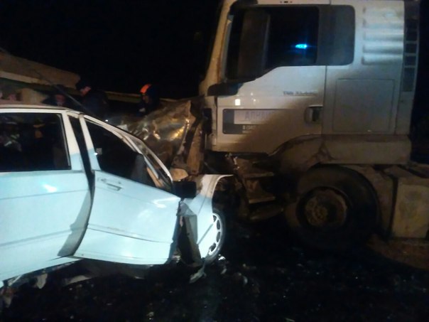 На трассе Кунгур-Соликамск Mercedes врезался в фуру: водитель легковушки погиб