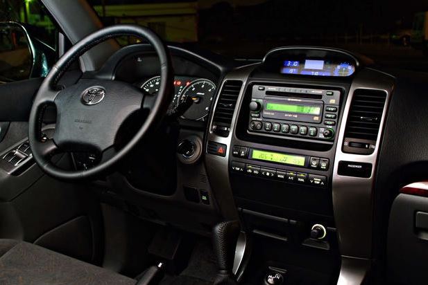 Приставы арестовали Land Cruiser осужденного за взятку экс-чиновника Андрея Березина