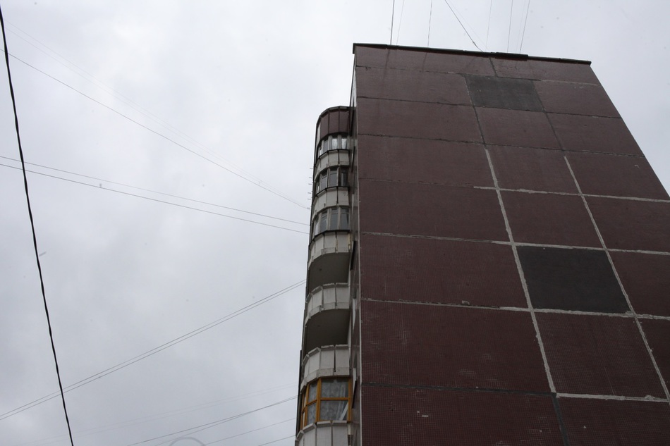 Канатоходец прошел между двумя девятиэтажками в Мотовилихинском районе Перми