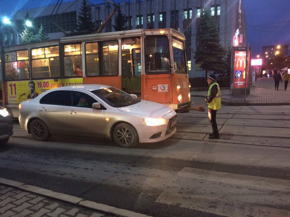​В Перми столкнулись иномарка и трамвай