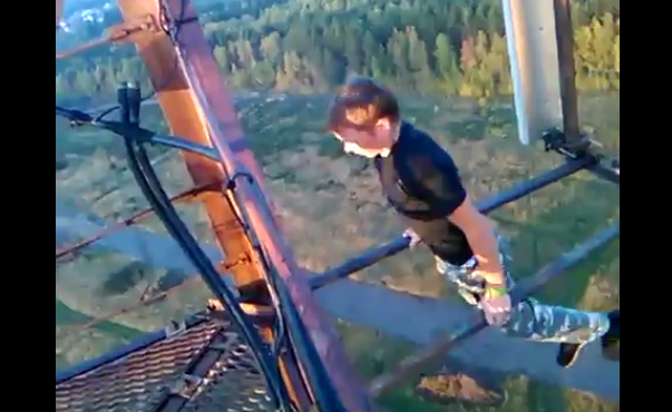 ​В Прикамье руфер забрался на вышку и сделал 10 отжиманий