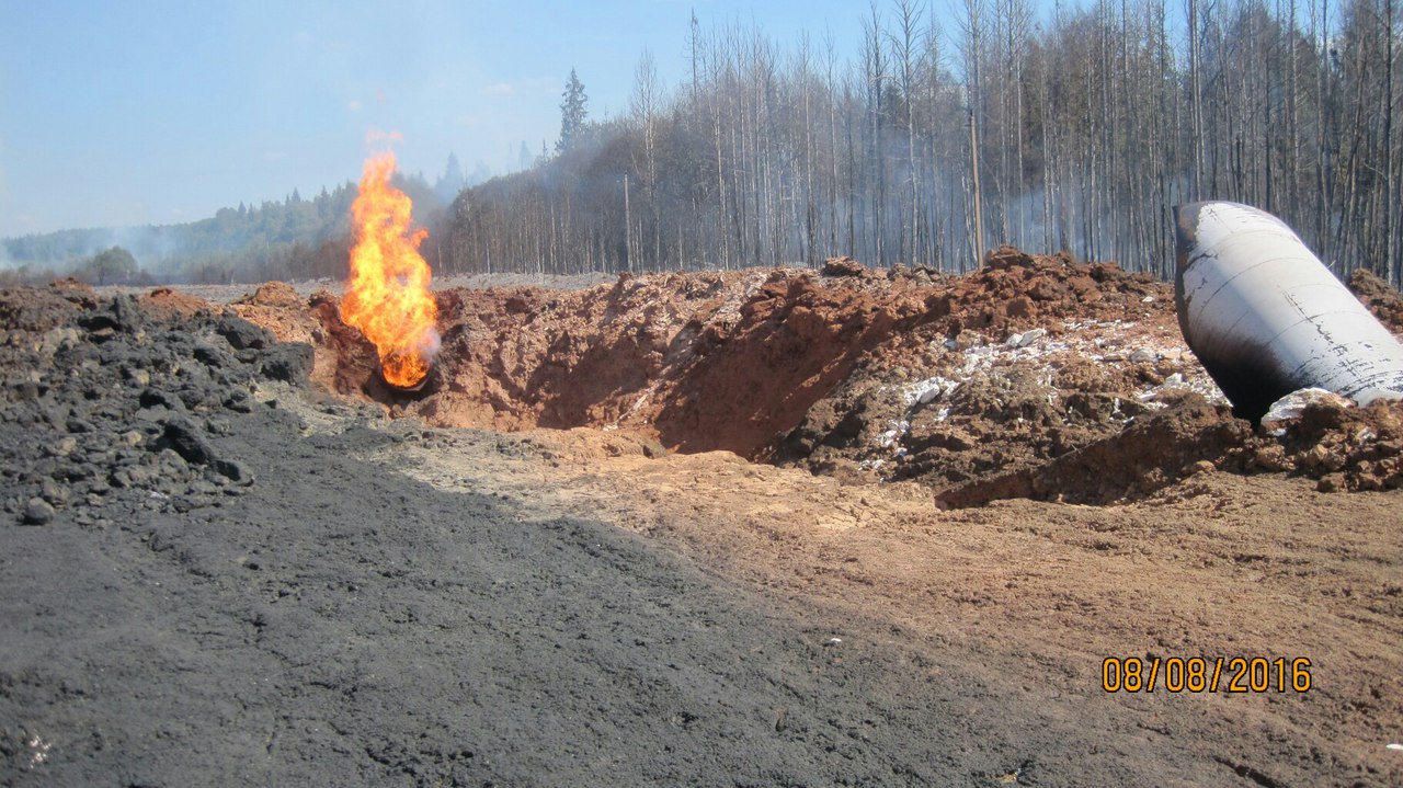 В Прикамье у места прорыва газопровода ликвидируют очаги возгорания сухой травы