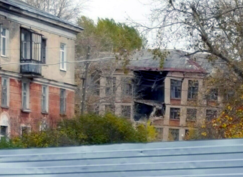 В Березниках частично обрушилось заброшенное здание школы