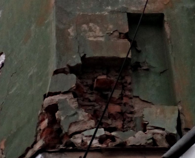 Дом на Куйбышева, 86, треснувший два года назад, продолжает разрушаться