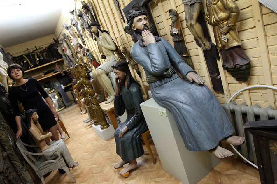 Деревянного ангела из коллекции пермской галереи нашли на складе картофеля