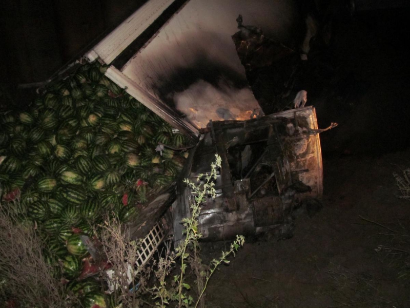 На трассе Пермь-Екатеринбург перевернулась фура с арбузами. Водитель погиб