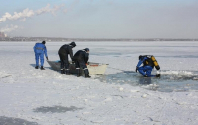 Сотрудники МЧС спасли рыбака, которого унесло от берега на льдине