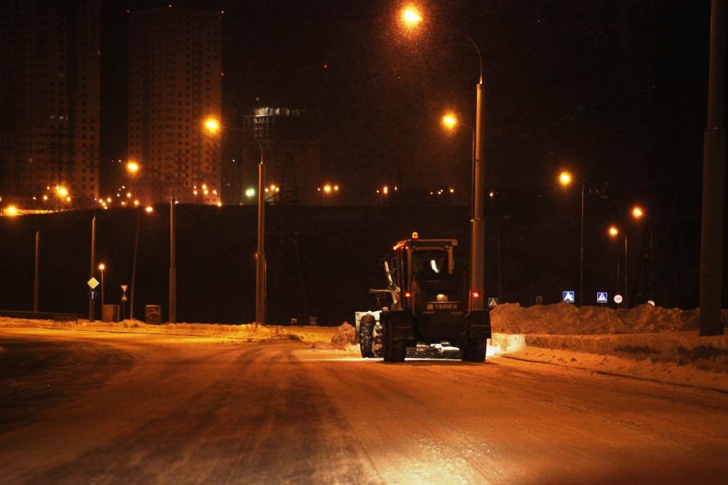 В Перми для борьбы с гололедом улицы начали посыпать песко-соляной смесью