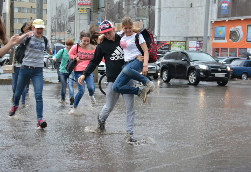 Погода пермь июль. Дождь в Перми. Ветер в Перми в июне. Дождь в центре Перми. Погода Пермь.
