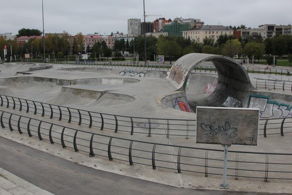 Совсем экстрим. По документам, пермский экстрим-парк не введен в эксплуатацию. Трибунные помещения объекта разрушаются на глазах