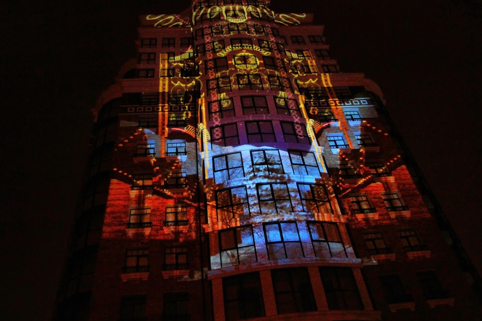 Пермяки увидели световое шоу на фасаде новостройки на Луначарского