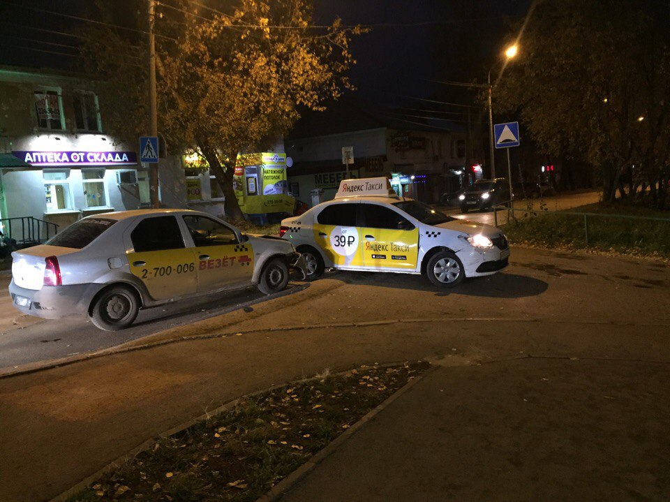 ​В центре Перми столкнулись два автомобиля служб такси