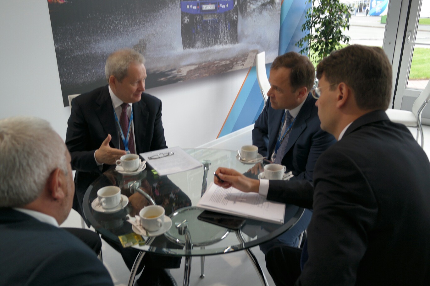 Первые итоги работы Виктора Басаргина на Петербургском форуме: подготовка соглашения с Роскосмосом и межрегиональное сотрудничество