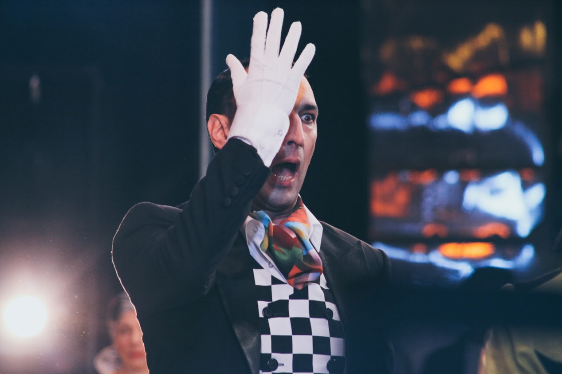 ​Подмостки обходят трибуны