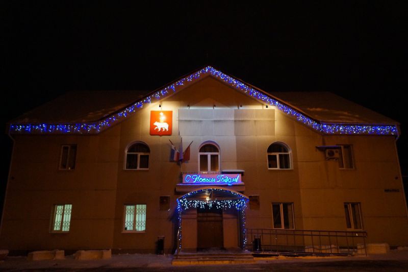 Предприятия Перми продолжают украшать фасады зданий к новому году