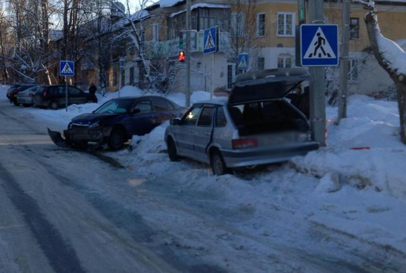Упало дерево мчс помогает распилить видео. Сгорел паровоз. Дтп в березниках вчера. Чп типичный. Чп в березниках мордовия 18 августа 2022 ст найманах.