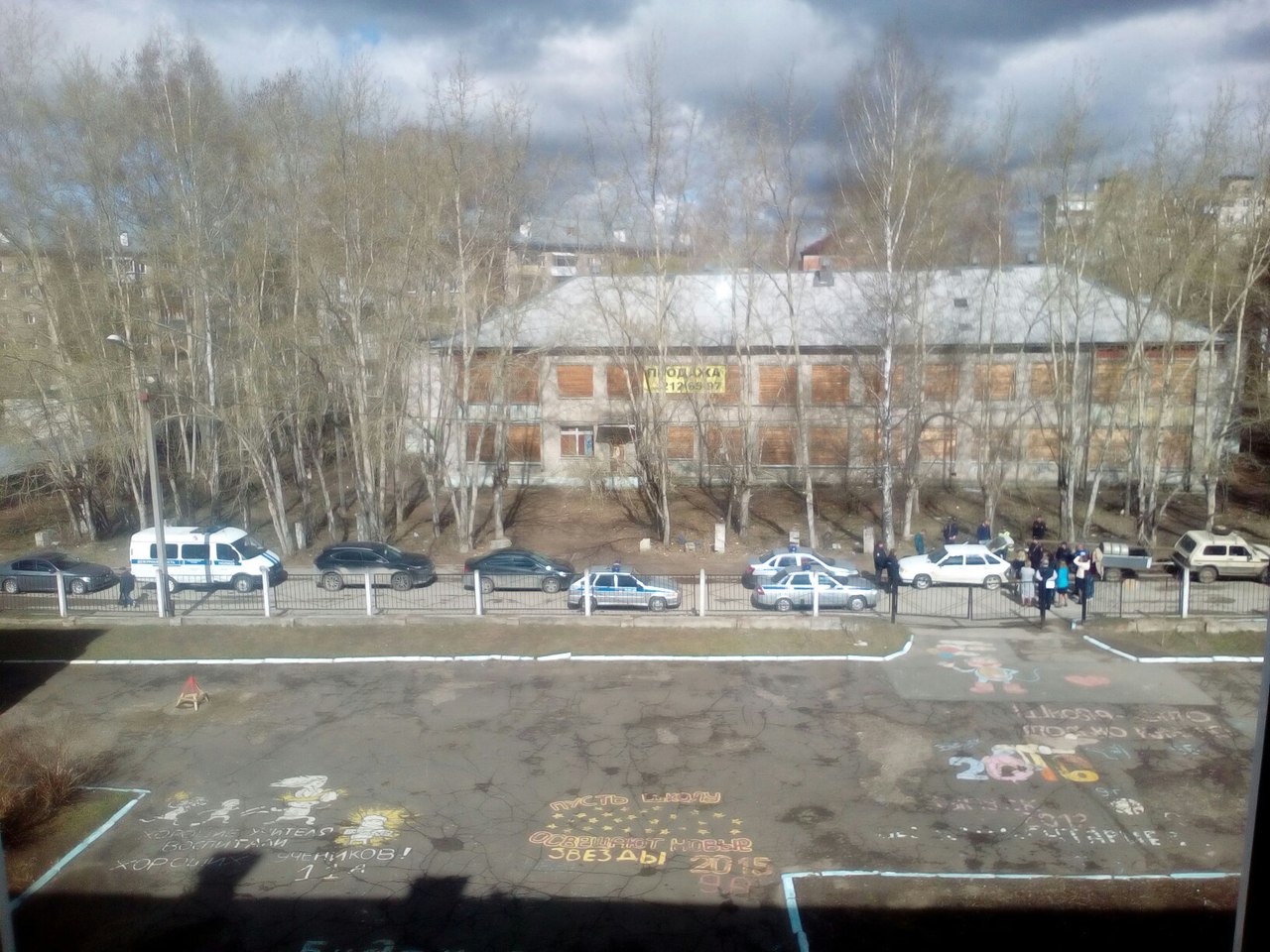 Фотофакт: рядом со школой в Кировском районе Перми полиция провела проверку