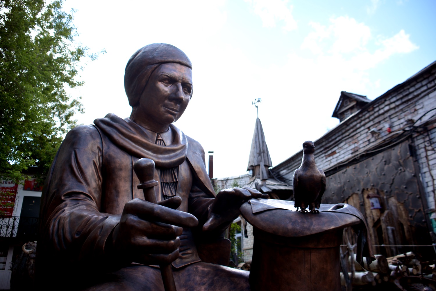 Сам себе памятник. В Перми установлена статуя иллюзиониста Владимира Данилина
