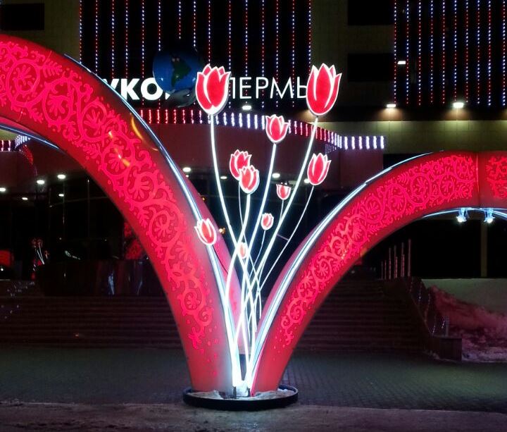 ​Здание офиса «ЛУКОЙЛ-ПЕРМЬ» украсили четырехметровые тюльпаны