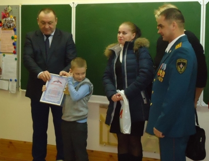 В Перми сотрудники МЧС наградили второклассника, спасшего соседей от пожара