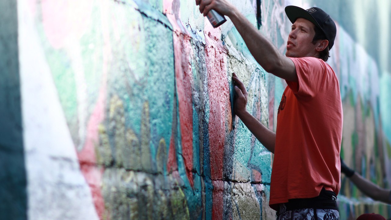 Пермский уличный художник создает новое граффити на набережной