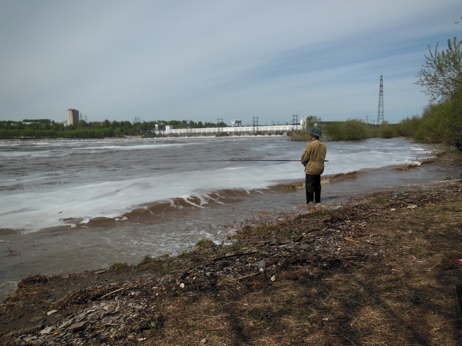 Камская ГЭС начала холостой сброс воды