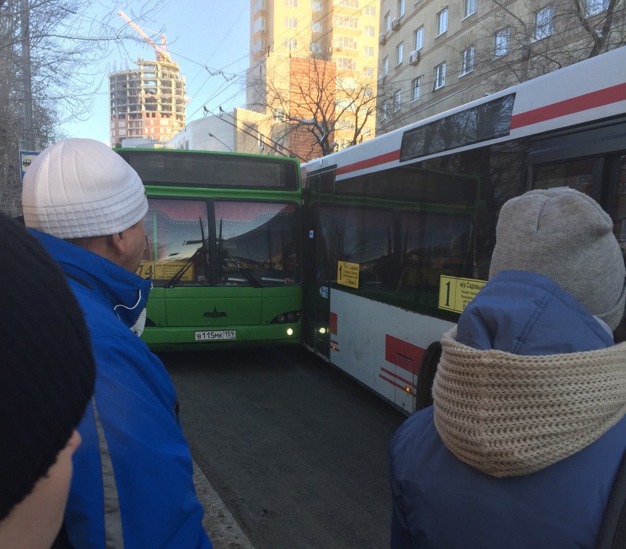 В центре Перми столкнулись два автобуса