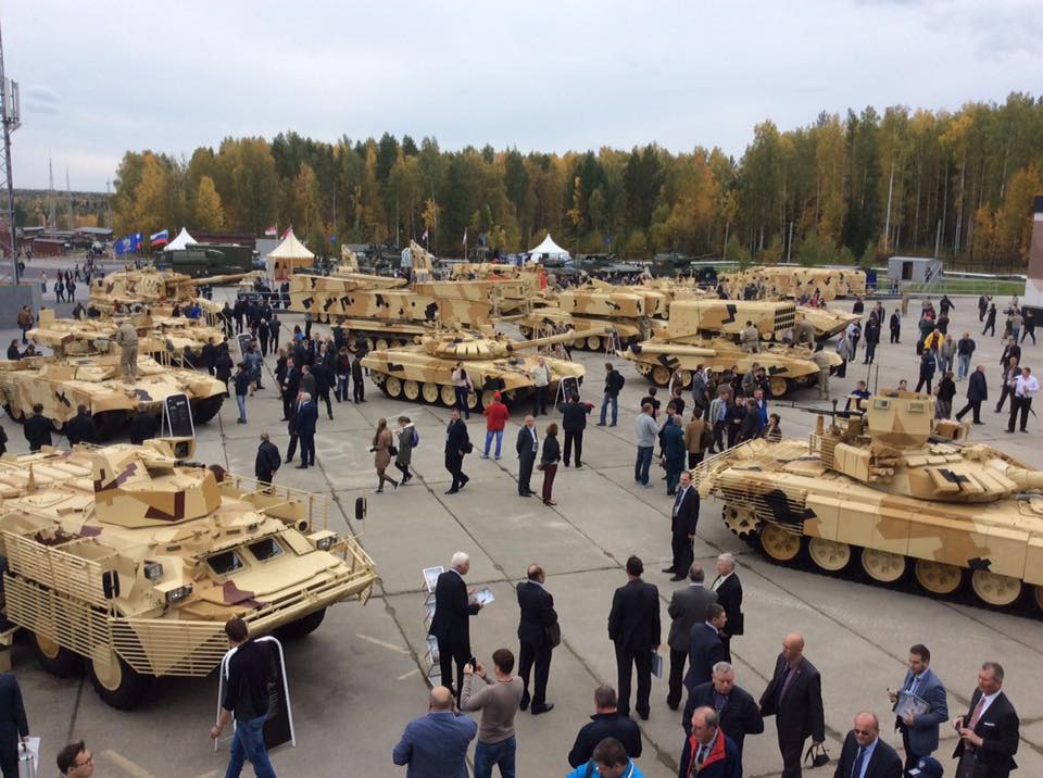 Игорь Сапко посетил военную выставку в Нижнем Тагиле