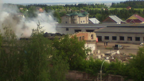 В Перми в микрорайоне Нагорный выгорел мебельный склад