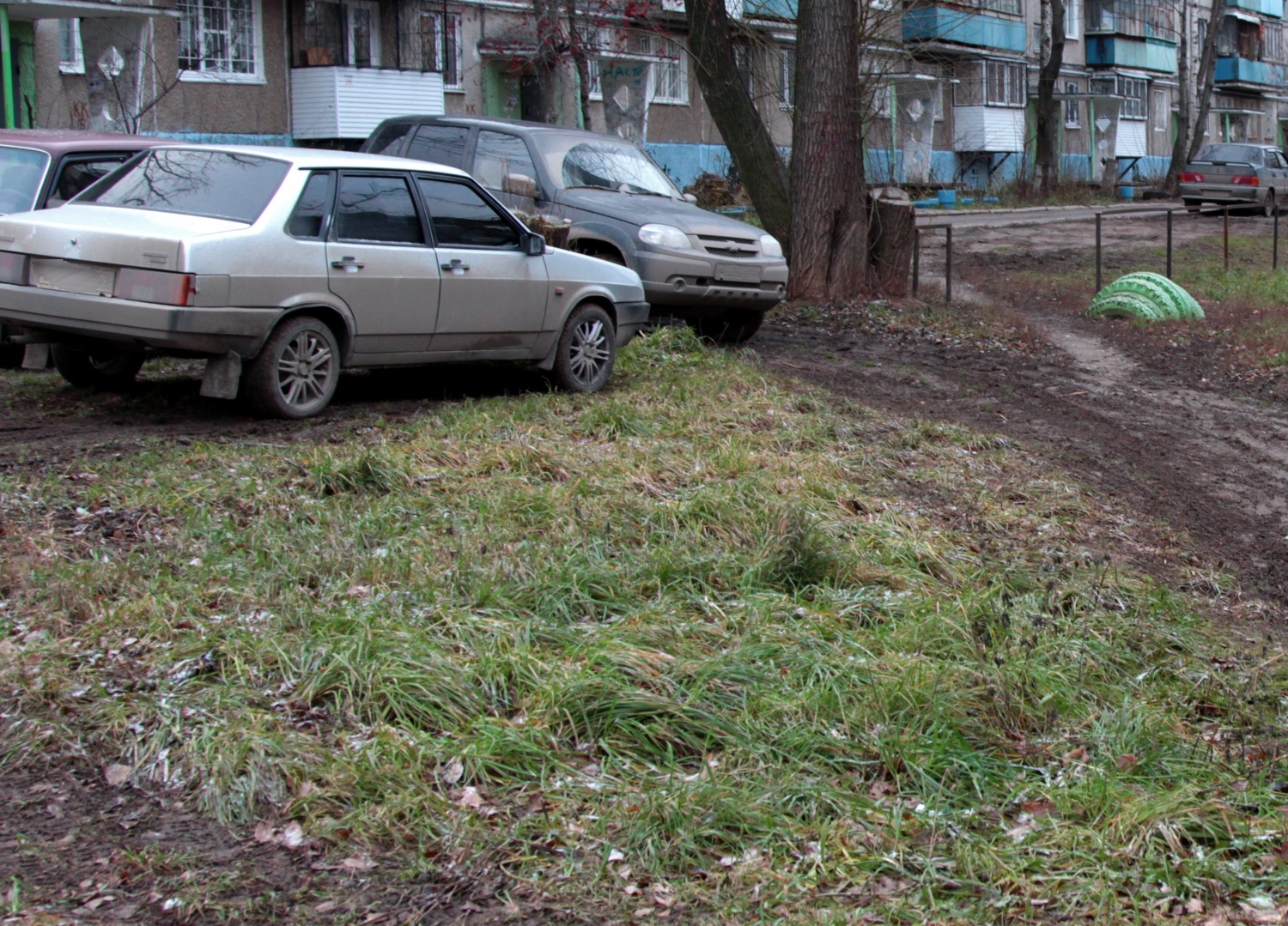 В Ленинском районе Перми прошел рейд против любителей парковаться на газонах