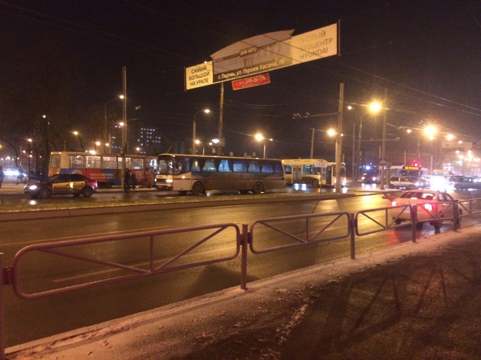 В Перми из-за ДТП на перекрестке улиц Чкалова - Героев Хасана образовалась большая пробка