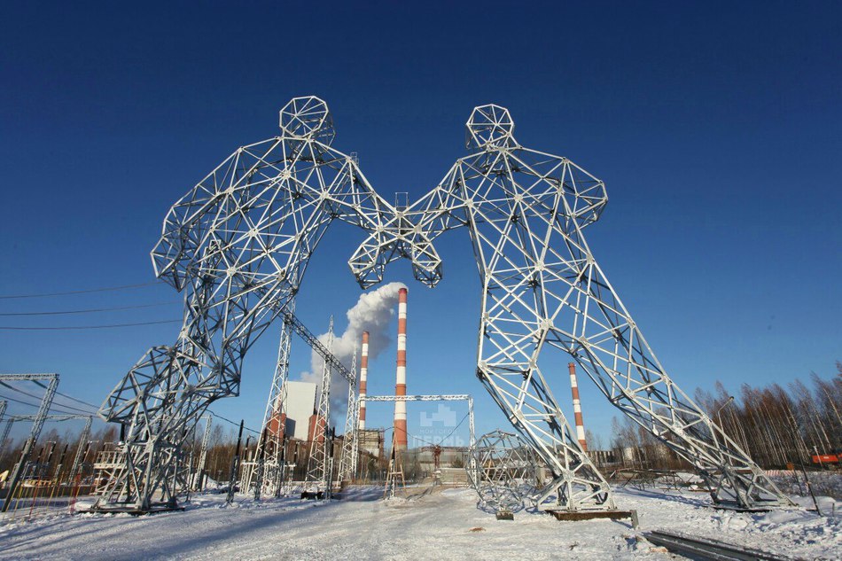 В Пермском крае возвели портальные электроопоры в виде футболистов